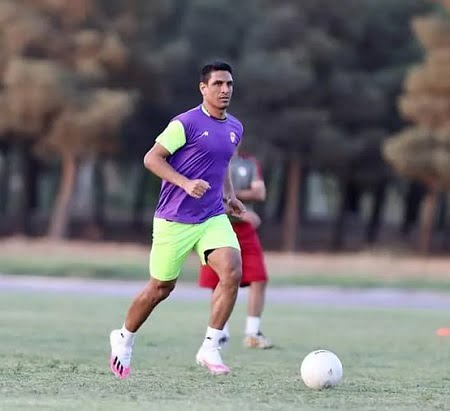 ایوب والی و همسرش, عکس های ایوب والی, ایوب والی بازیکن تیم فولاد خوزستان