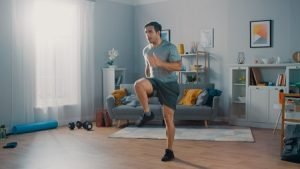 گرم کردن برای پیاده روی در منزل , پیاده روی در منزل برای لاغری , پیاده روی در خانه چقدر کالری میسوزاند