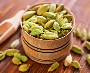 تداخلات دارویی هل, عوارض مصرف بیش از حد هل, مضرات هل سبز