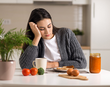 عواقب کاهش اشتها بر بدن, علت بی اشتهایی چیست, علت بی اشتهایی و احساس سیری