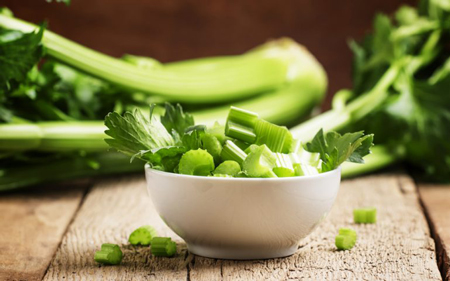مضرات مصرف عرق و گیاه کرفس, عرق کرفس