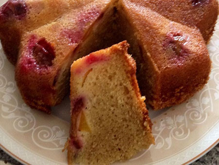 طرز تهیه کیک آلو و هلو,كیک آلو و هلو وارونه