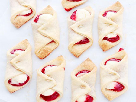 طرز تهیه شیرینی پنیری خامه‌ای توت فرنگی،درست کردن شیرینی پنیری خامه‌ای توت فرنگی