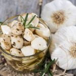 طرز تهیه سیر ترشی سفید مرواریدی , مواد لازم سیر ترشی سفید , سیرترشی سفید با طعم آویشن