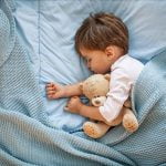 سن تنها خوابیدن کودک, بچه از چند سالگی باید تنها بخوابد, از چه سنی اتاق کودک را جدا کنیم