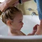 ترس کودکان از حمام کردن را چگونه کاهش دهیم؟