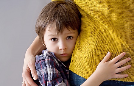 غریبی کردن در کودکان, دلیل غریبی کردن کودکان, علائم غریبی کردن کودک
