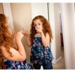 دلیل صحبت کردن کودک با خودش, فواید صحبت کردن کودک با خودش, حرف زدن نوجوان با خودش