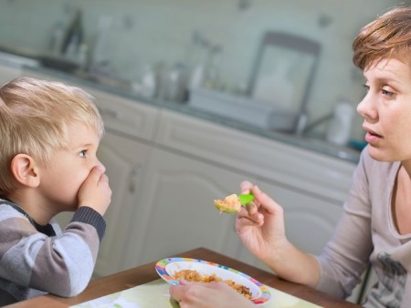 آیا کودک شما به اندازه کافی غذا می خورد