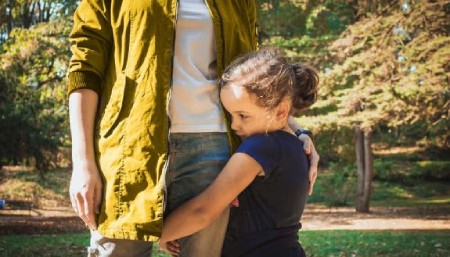 نشانههای ترس کودک از غریبهها نشانههای ترس کودک از غریبهها