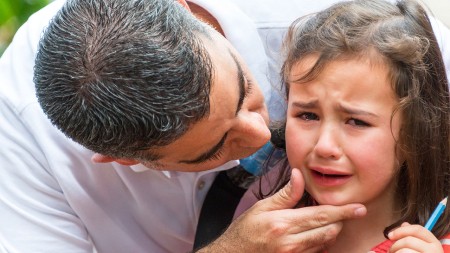 نحوه برخورد با ترس کودک از غریبهها نحوه برخورد با ترس کودک از غریبهها