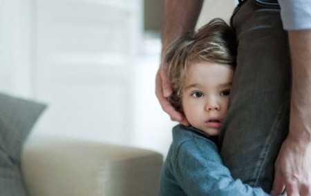 راهکارهای پیشگیری از ترس کودک از غریبهها راهکارهای پیشگیری از ترس کودک از غریبهها