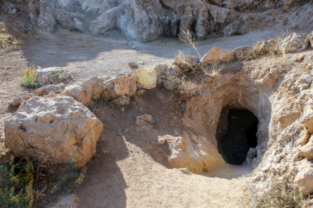 غار سنگی حسین کوهکن تاریخچه غار سنگی, خالق غار سنگی حسین کوهکن