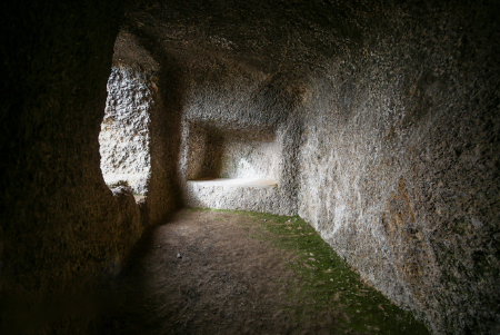 بزرگترین غارهای صخرهای ایران تاریخچه غار سنگی, خالق غار سنگی حسین کوهکن