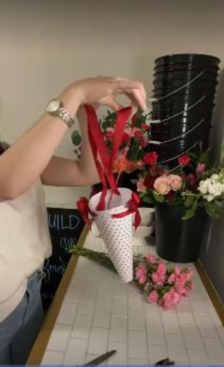 هدیه با گل رز تزیین گل برای هدیه, هدیه با گل رز