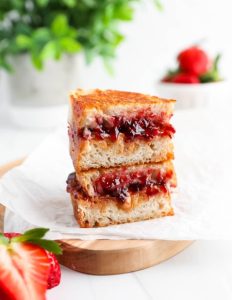 مواد لازم برای تهیه ساندویچ کره بادام زمینی و ژله